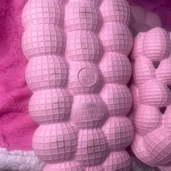 Pink cloudy slides - Picture 3 of 3